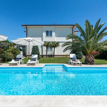 Holiday home Awesome In With Outdoor Swimming Pool Pula