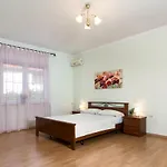 Nice home in Pula w/ Outdoor swimming pool&4 Bedrooms Vakantiehuis Pula