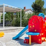 Vakantiehuis Nice home in Pula w/ Outdoor swimming pool&4 Bedrooms Pula